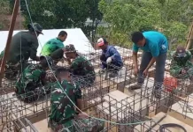Gotong Royong Satgas TMMD dan Warga Panyepen Rakit Besi Tandon Air