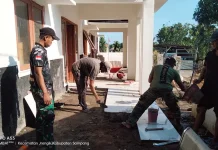 TMMD Sampang Rehab Pustu Desa Panyeppen Tahap Pemasangan Keramik