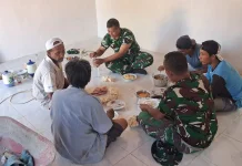 Momen Santap Siang Hangat Satgas TMMD dan Warga Panyepen