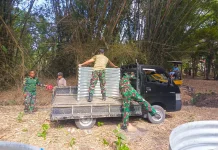 TNI dan Warga Bangkalan Gotong Royong Bangun Jembatan Armco