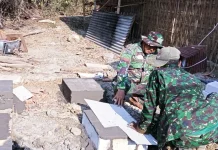 Satgas TMMD Sampang Dirikan Tandon Air di Rumah-rumah Warga
