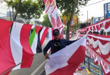 Pedagang Bendera Asal Garut Padati Jalanan Kota Sampang