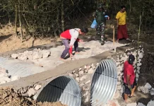 Gotong Royong TNI dan Warga Socah Bangun Jembatan Armco