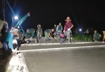 Lembur hingga Malam, Satgas TMMD dan Warga Kerjakan Cor Jalan Desa Sampang
