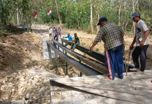 Bahu-Membahu, TNI dan Warga Klampis Bangun Jembatan Baja