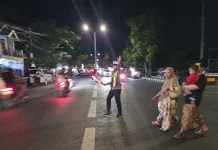 Polres Sampang Gelar Patroli "Blue Light" di Alun-Alun Trunojoyo