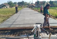 TMMD Sampang Dikebut, Gotong Royong Warga Percepat Pengecoran Jalan