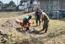 Satgas TMMD 129 Sampang Pasang Tandon Air Bersih Rumah Warga