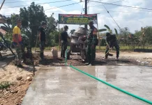 TMMD ke-129 Sampang: TNI dan Warga Kebal-Kebut Pengecoran Jalan