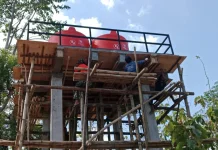 Aksi Cepat TMMD Sampang Pasang Pagar Tandon Air Lantai Tiga