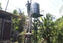 Gotong Royong Satgas TMMD dan Rakyat Panyepen Sampang Tandon Air Terpasang