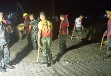 Demi Akses Jalan, Satgas TMMD 129 Sampang Lembur Pengecoran Jalan
