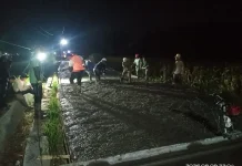 Malam Dingin Tak Halangi Satgas TMMD dan Warga Sampang Tuntaskan Pengecoran Jalan
