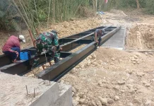 Rakyat dan TNI Gotong Royong Bau Pembangunan Jembatan di Bangkalan