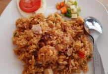 Lezatnya Porsi Lengkap Nasi Goreng Spesial