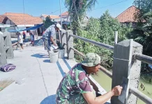 TNI dan Warga Kebut Pengecoran Tiang Jembatan Blega