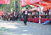 Lincah di tengah Tradisi: Bangkalan Fun Skate Curi Perhatian Karnaval HUT RI