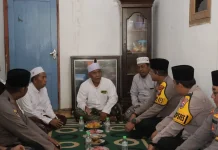Kapolres Sampang Tampung Aspirasi Warga dan Salurkan Baksos Air Bersih