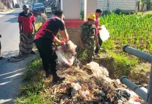 Sinergi TNI-Polri dan Pemuda Bersihkan Area Jembatan di Pamekasan