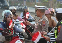 Polres Sampang Bagikan Bendera Merah Putih Sambut HUT ke-81 RI