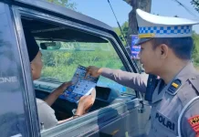 Satlantas Polres Sampang Sebar Brosur Keselamatan di Tiga Jalur Rawan Kecelakaan