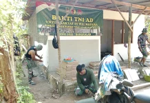 Sinergi TNI dan Warga Rehab Rumah Tidak Layak Huni di Sampang