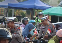 Tujuan Satlantas Polres Sampang Bagikan Bendera Merah Putih