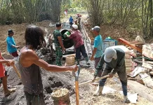 Pengecoran Lantai Jembatan Larangan tengah Dikebut demi Akses Warga