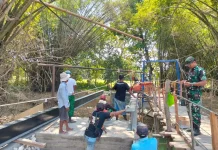 Pekerja Jembatan Nyormanis Tetap Bergotong Royong saat Libur
