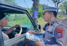 Sasar Jalur Rawan, Satlantas Polres Sampang Bagikan Brosur Keselamatan Berkendar
