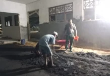 Demi Kenyamanan Siswa, Babinsa Dampingi Lembur Rehab SDN Tlomar 2