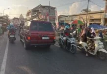 Atur Lalu Lintas di Pasar Paliwija, Polsek Camplong Kedepankan Tindakan Humanis