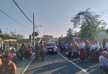 Sinergi TNI-Polri Amankan Lomba Gerak Jalan di Kedungdung Sampang