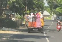 Mobil Bak Terbuka Angkut Penumpang Marak di Sampang