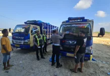 Cara Polres Pamekasan Cegah Kecelakaan akibat Tetesan Garam