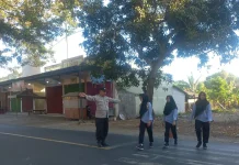 Polisi Atur Lalu Lintas di SMPN 1 Banyuates Sampang