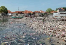 Tumpukan Sampah di Pulau Mandangin Sampang