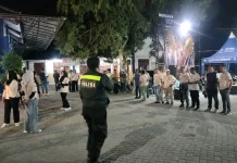 Sinergi Polsek dan Koramil Kawal Suksesnya Tambelangan Fashion Carnival 6