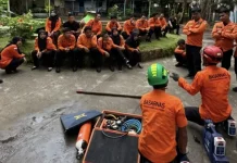 Keterbatasan Akses Jalan Tak Surutkan Penyaluran Bantuan Air Bersih BPBD Sampang