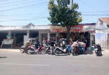 SPBU Langka BBM, Warga Sampang Berburu Bensin Eceran
