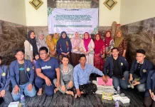 Kampus UTM Perkuat UMKM Petis Klampis Barat lewat Digital Branding