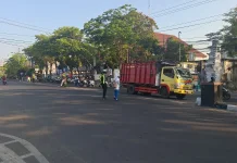 Personel Polres Sampang Amankan Arus Lalu Lintas Pagi
