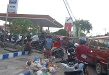 Antrean Panjang Kendaran untuk Mengisi Pertalite di Sampang