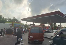 Antrean Panjang di Sejumlah SPBU Sampang, Polisi Atur Lalu Lintas