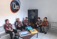 Hari Pelanggan Nasional, Manajemen PLN UP3 Madura Kunjungi Pabrik Produsen AMDK