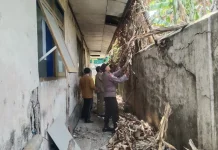 Polsek Jrengik Bersihkan Jalur Potensi Api di Desa Kotah