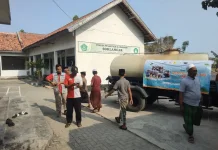 PLN Salurkan Bantuan Air Bersih untuk Wilayah Terdampak Kekeringan di Pamekasan