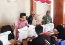 Ribuan Warga Modung Terima Bantuan Beras, Babinsa Turut Mendampingi