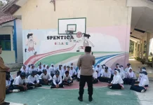 "Police Goes to School", Kapolsek Camplong Turun Edukasi Pelajar