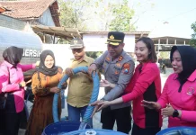 Polres Sampang Salurkan Air Bersih ke Belasan Kecamatan